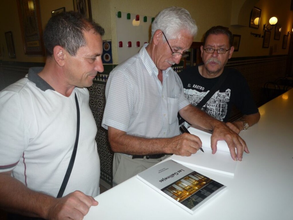 Miniatura de Gabino firma su libro "Las Gallinejas"