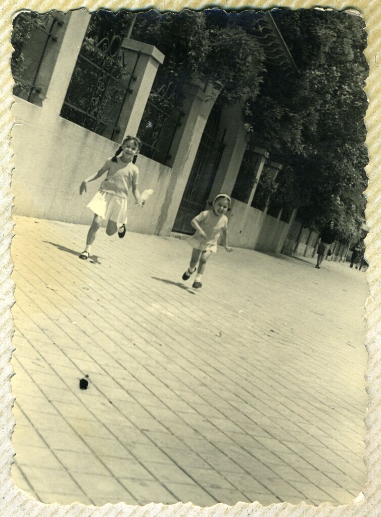 Miniatura de Las hermanas Auger corriendo por la avenida de la Moncloa