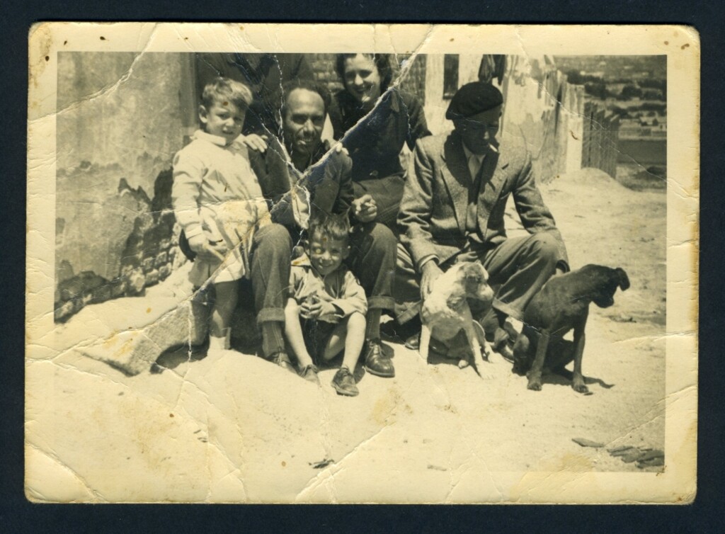 Miniatura de Mi padre Teodoro con su vecinos y sus perros