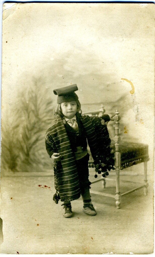 Miniatura de Niña con traje regional