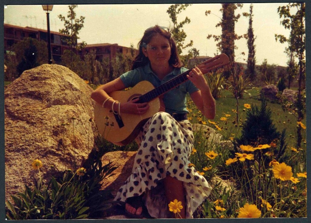 Miniatura de En el parque Aluche tocando la guitarra