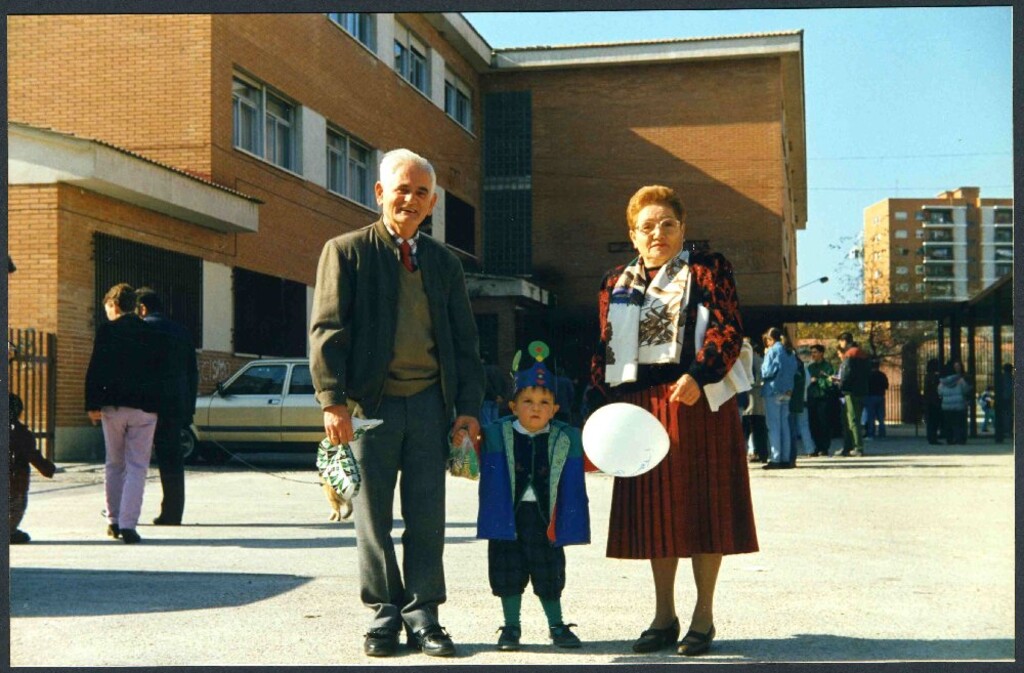 Miniatura de Con los abuelos en el patio del Colegio La Latina