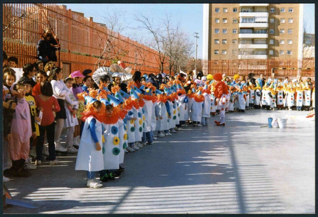 Miniatura de Celebrando el carnaval en el patio del Colegio La Latina