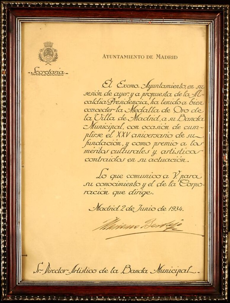 Miniatura de Diploma de entrega de la Medalla de Oro de la Villa de Madrid concedida por el Ayuntamiento a la Banda Municipal de Madrid con motivo de su XXV aniversario
