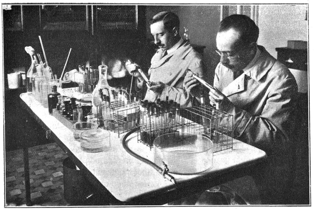 Miniatura de Los Sres. Olano y Lobo examinando cultivos