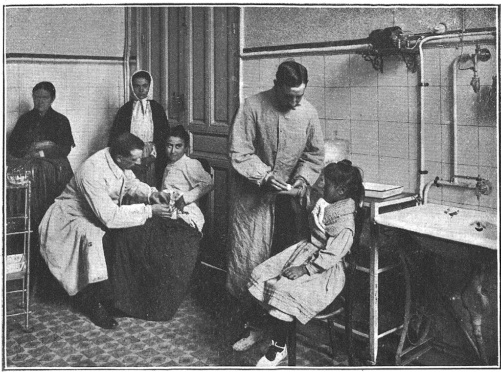 Miniatura de El Dr. Román. y el Dr. Olano tratando a unas niñas mordidas por un animal rabioso