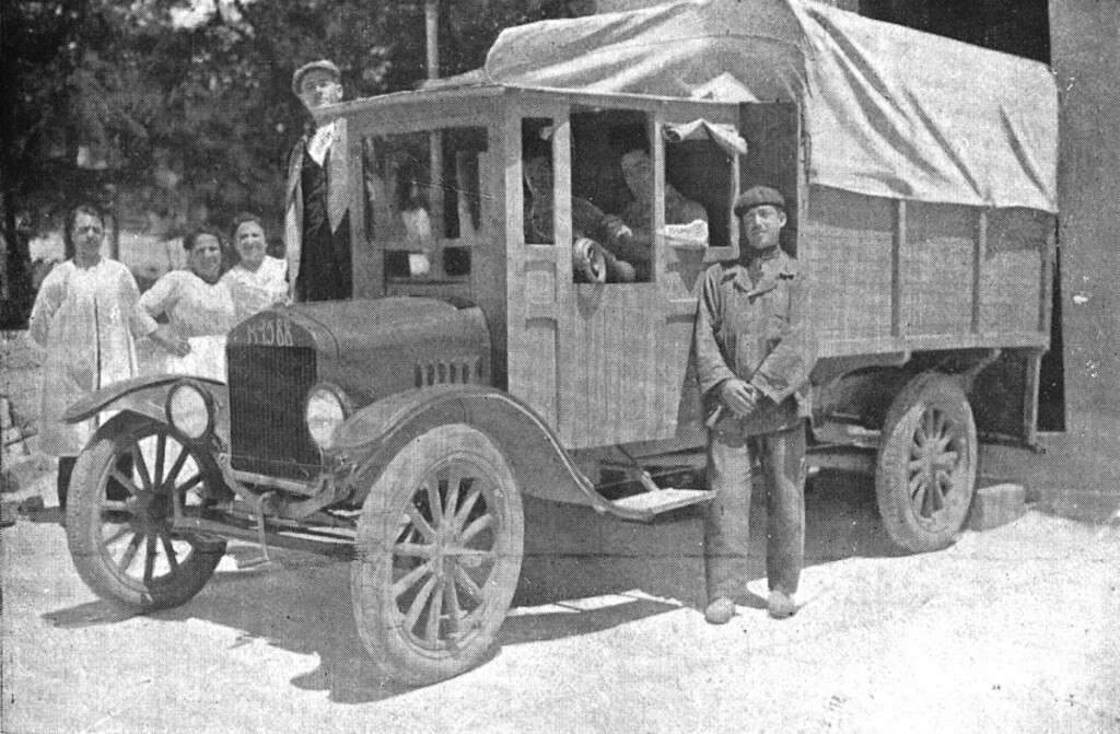 Miniatura de Camión para el transporte de los biberones de leche del Instituto Municipal de Puericultura