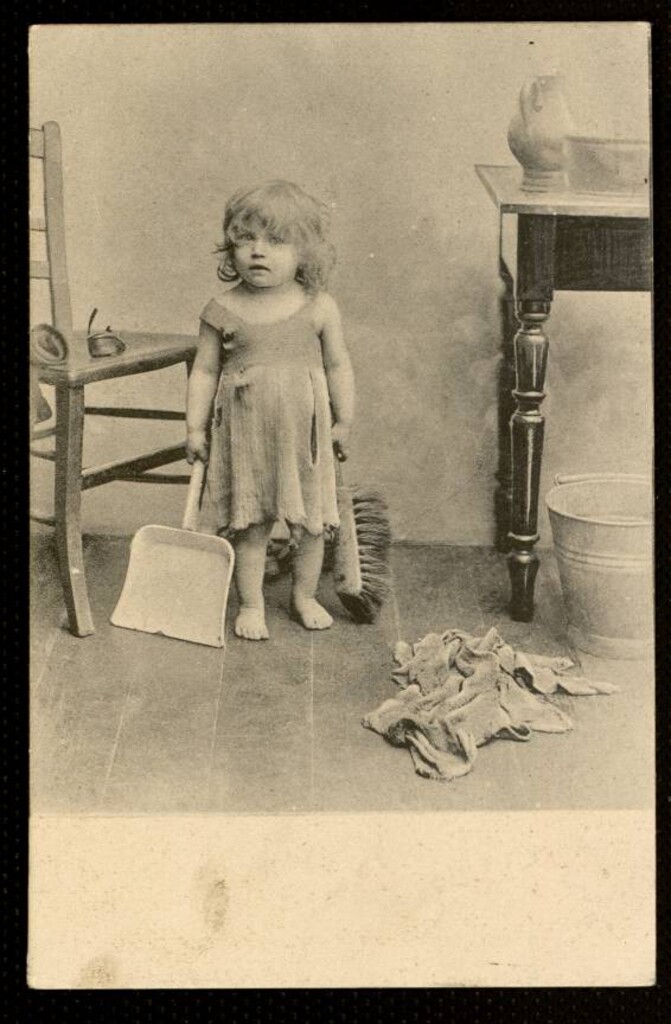 Miniatura de Niño con utensilios de barrer