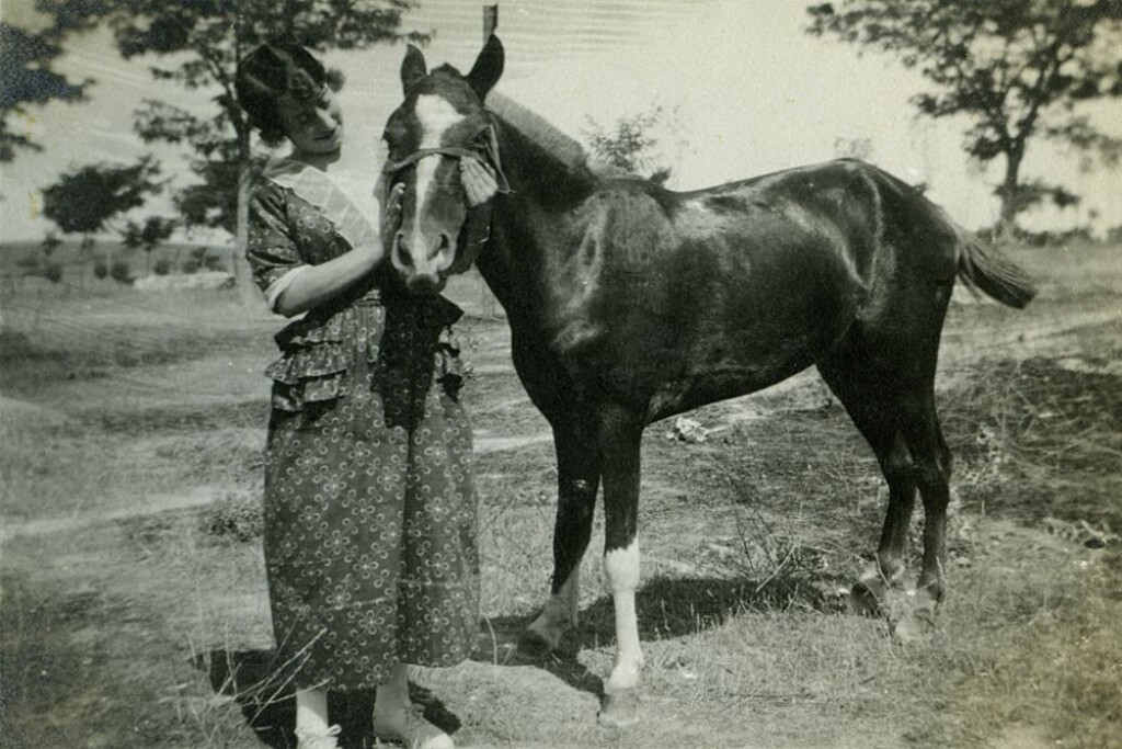 Miniatura de Conchita y su caballo