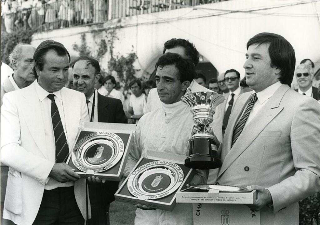 Miniatura de Recibiendo el premio del Mundial del 82