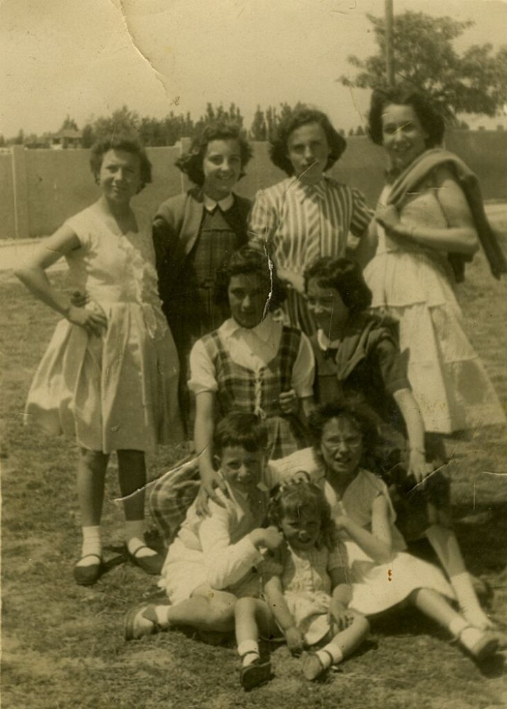 Miniatura de Soledad con un grupo de amigas