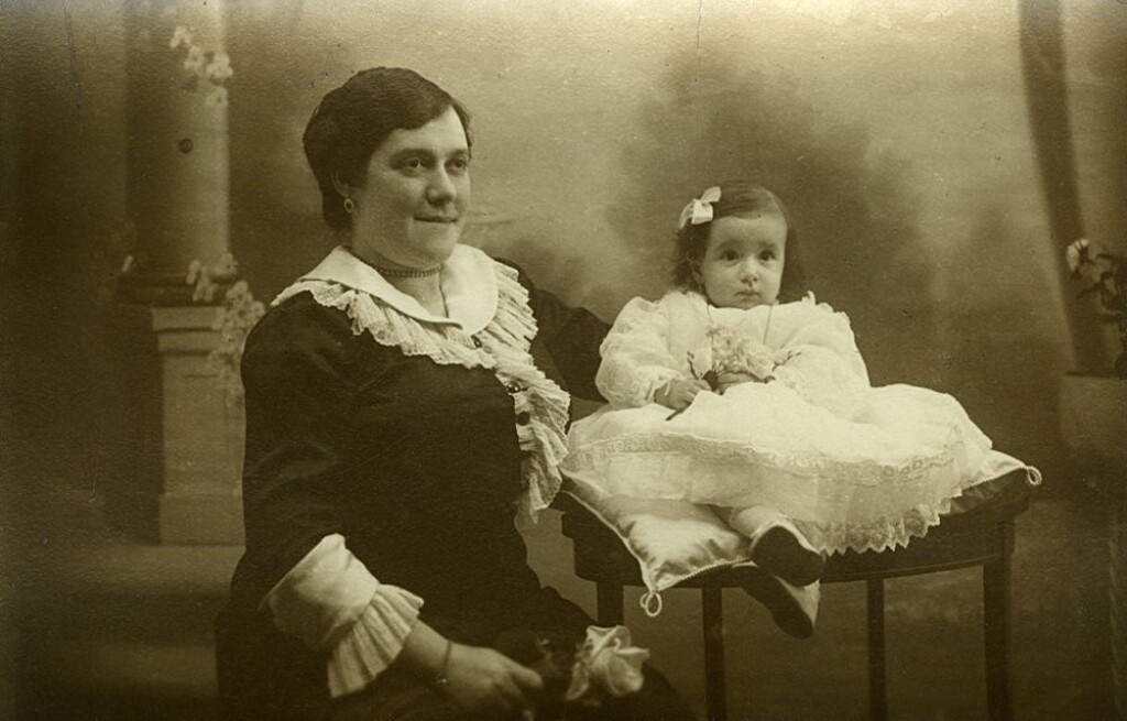 Miniatura de Sagrario Gómez con su abuela