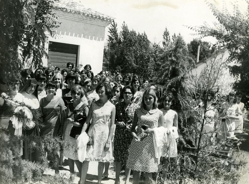 Miniatura de Alumnas y antiguas alumnas del colegio María Reina