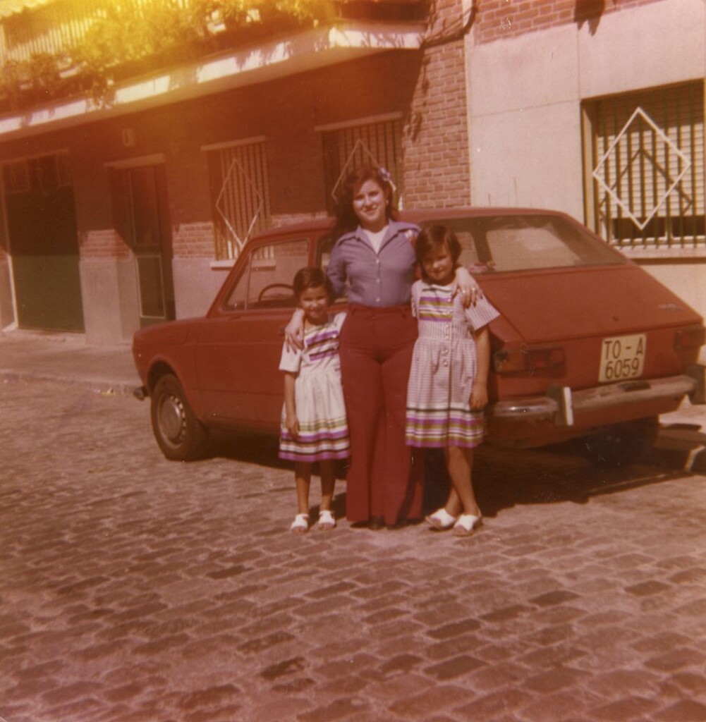 Miniatura de Taqui con las sobrinas