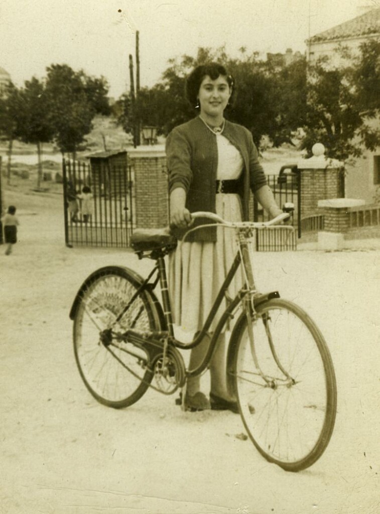 Miniatura de Paquita en bici