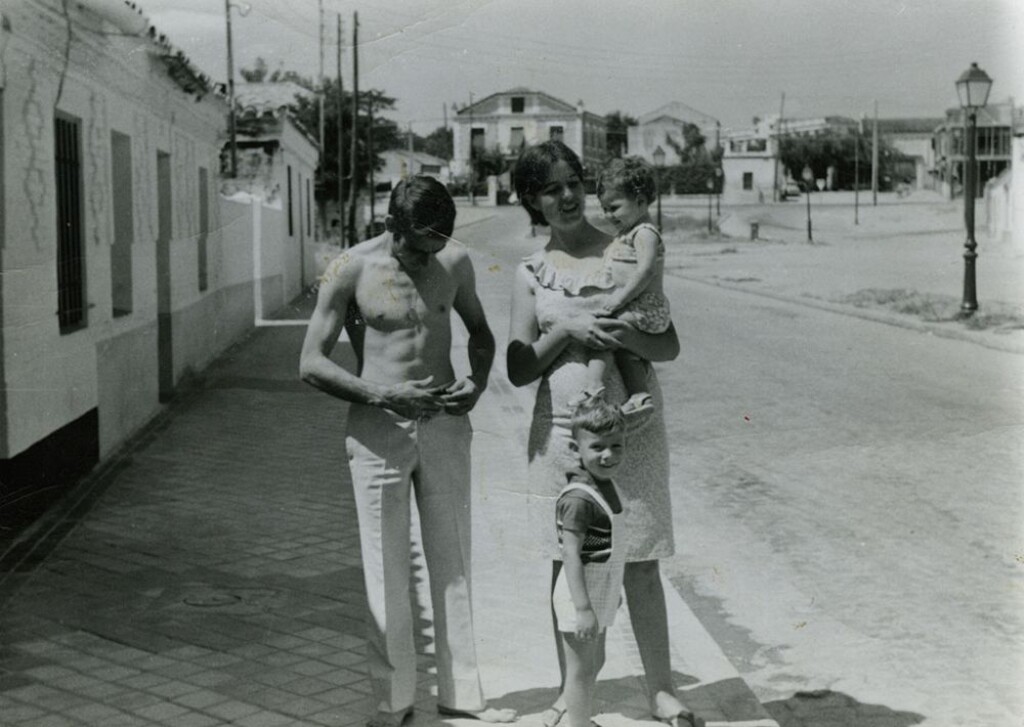 Miniatura de Juana y su familia en la calle del Caño