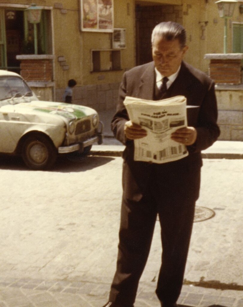 Miniatura de Alejandro leyendo el periódico frente al cine