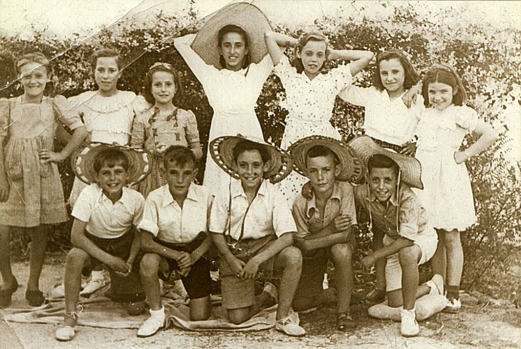 Miniatura de Nicolás con sus amigos de la niñez