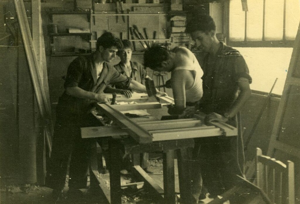 Miniatura de Nicolás en la carpintería