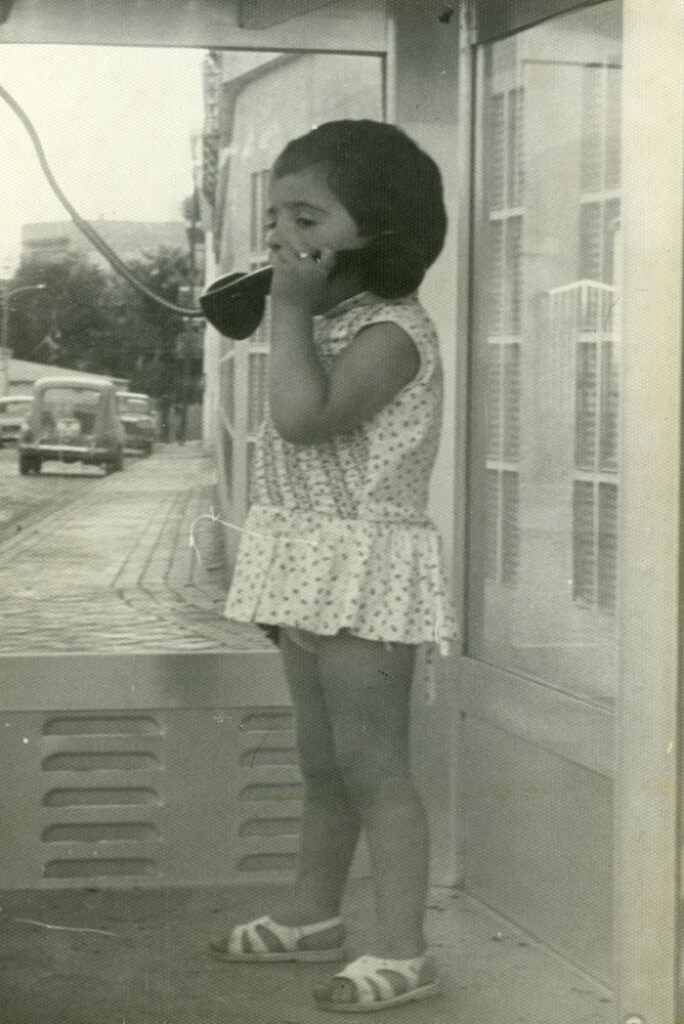 Miniatura de Virginia hablando por teléfono