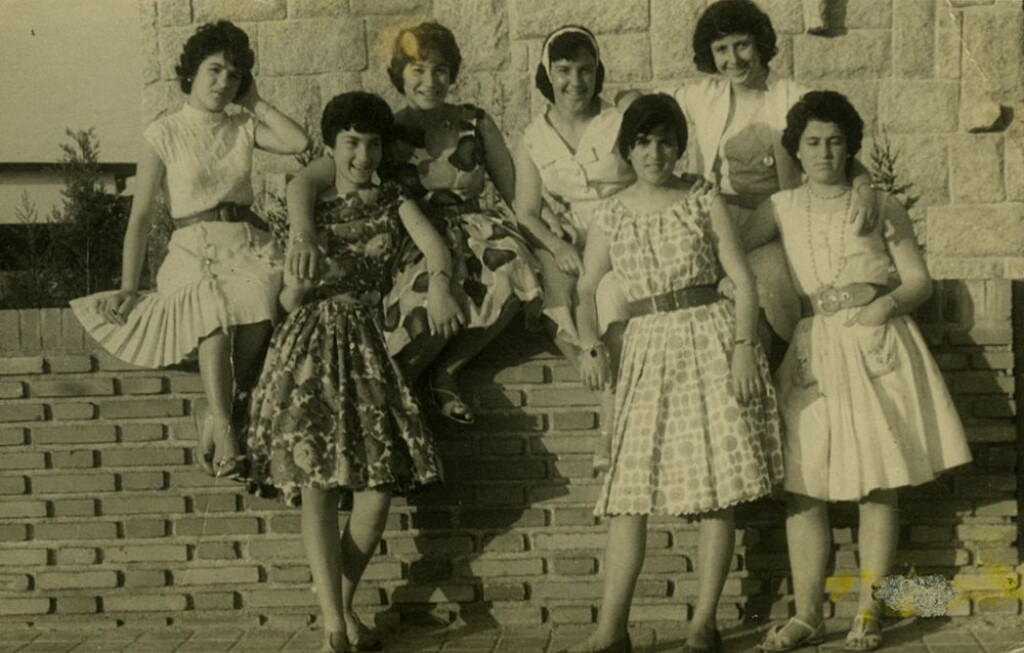 Miniatura de Charo y sus amigas del colegio