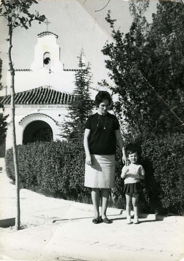 Miniatura de Nina y su hija de paseo