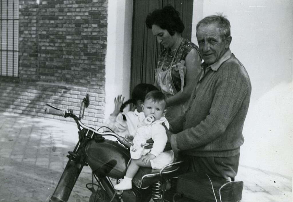 Miniatura de Marta en la moto de abuelo Martín