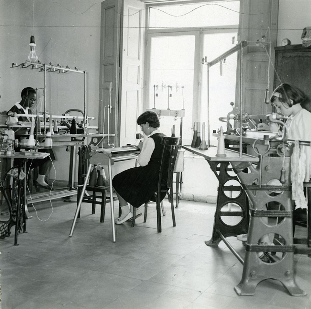 Miniatura de Alumnas tricotando