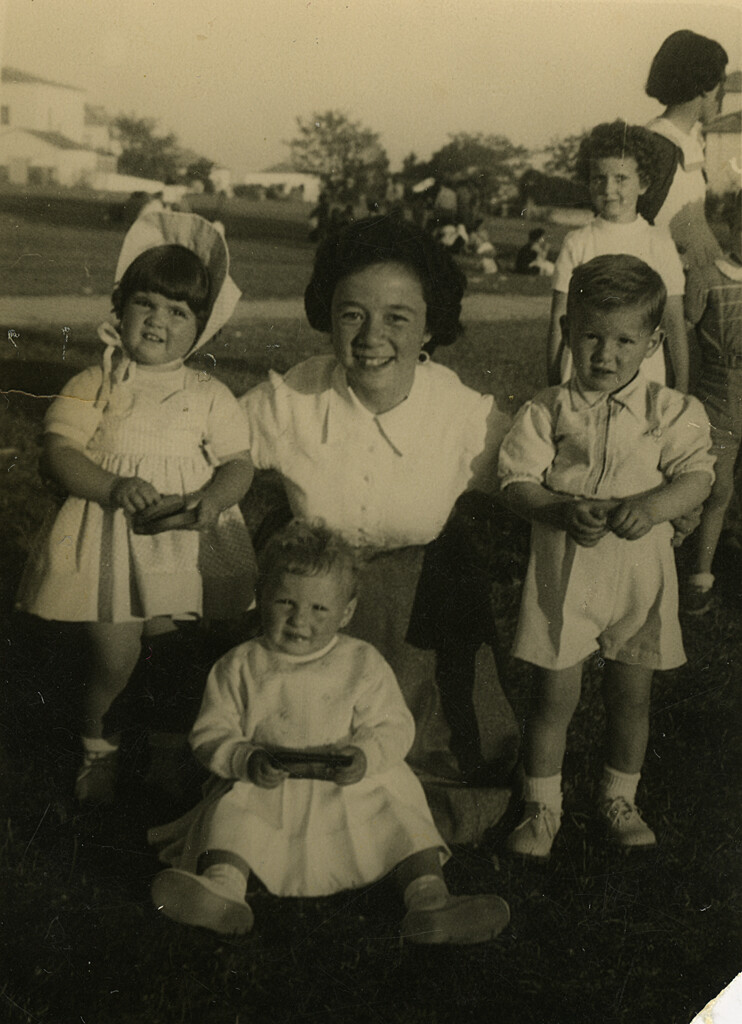 Miniatura de María con sus vecinos pequeños
