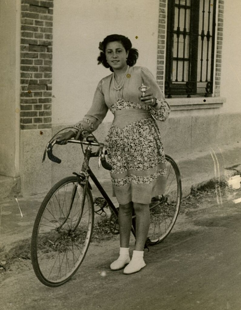 Miniatura de Elisa con la bici y su trofeo