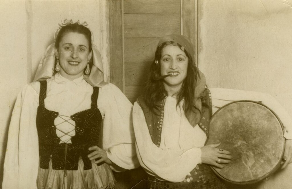 Miniatura de Eugenia y Victorina disfrazadas