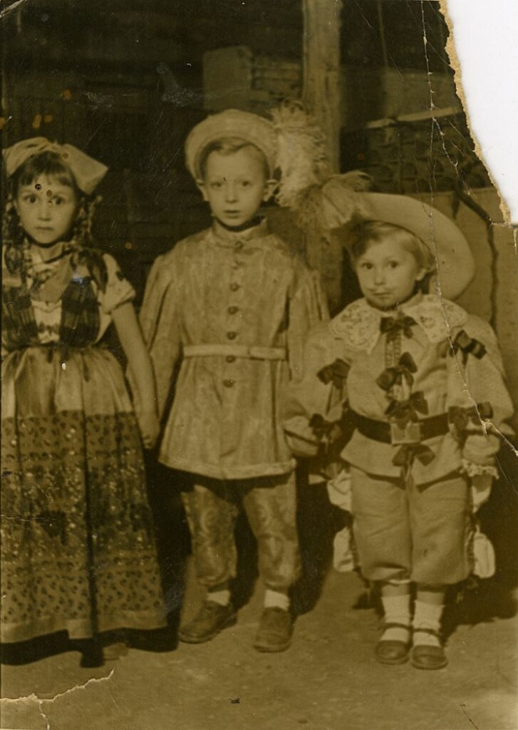 Miniatura de Ana, Carlos y Cati en carnavales