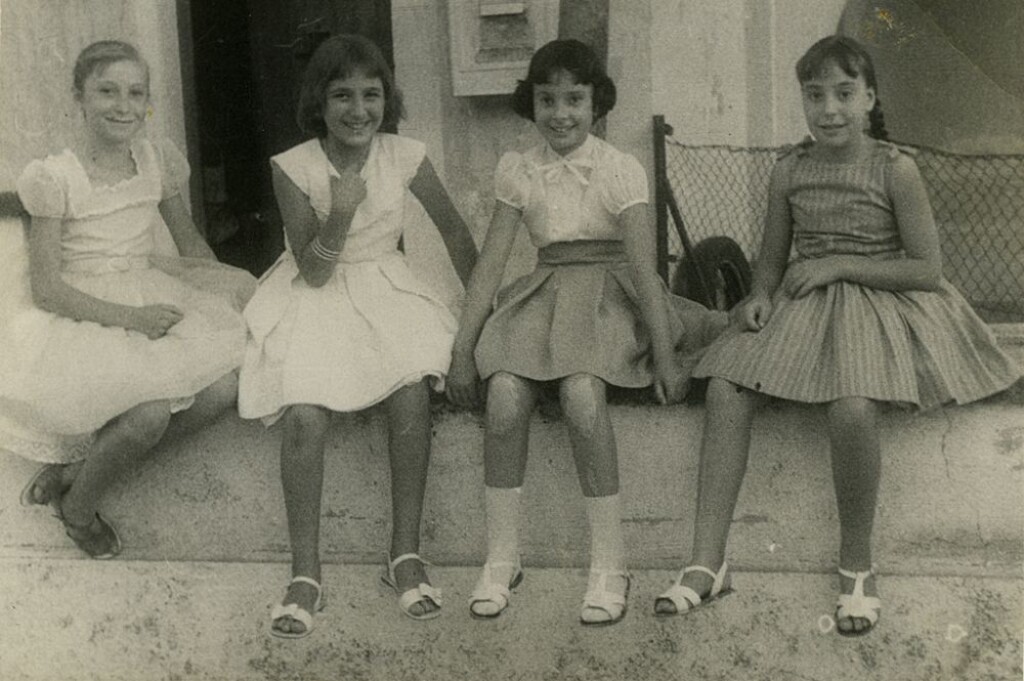 Miniatura de Cati con sus amigas en la casa del cartero