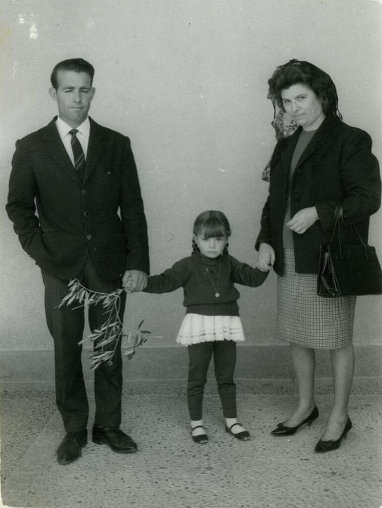 Miniatura de Adriana con sus padres