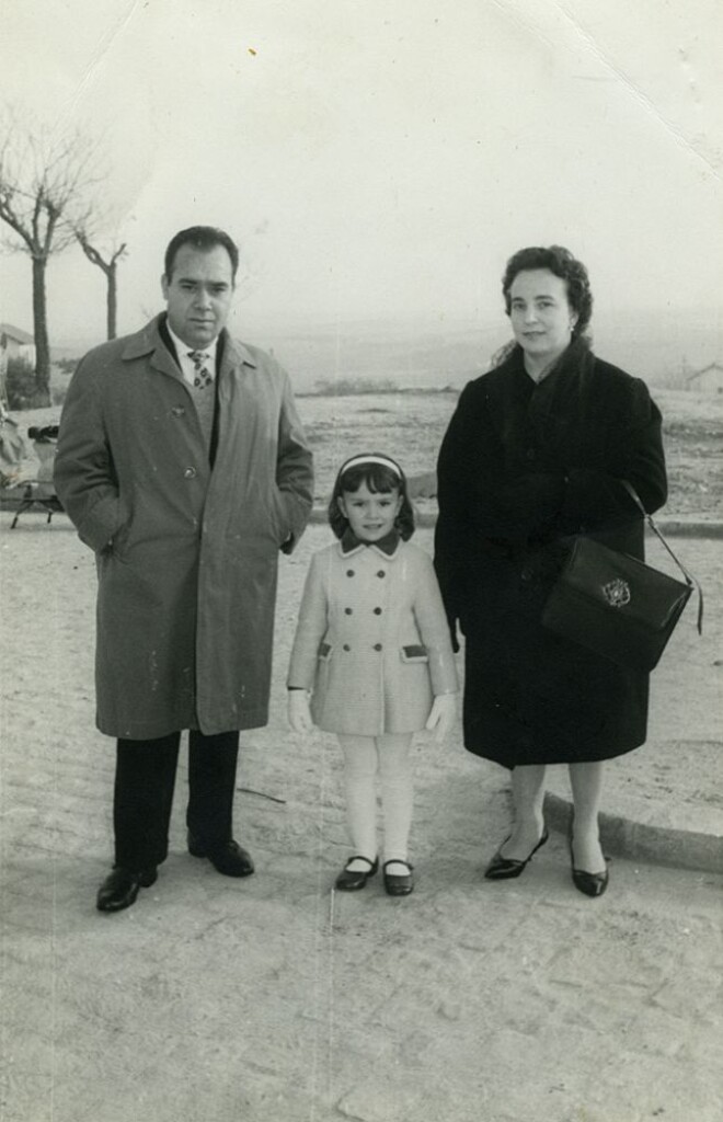Miniatura de Mari Carmen con sus padres el día de la Inmaculada