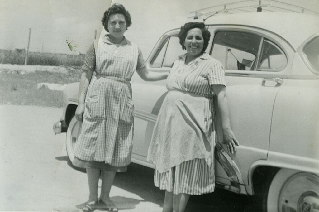 Miniatura de Sara y Pilar con un coche cubano