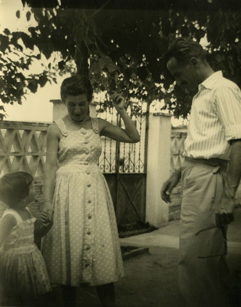 Miniatura de Elvirita con sus padres