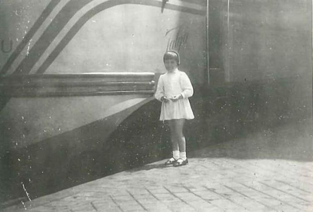 Miniatura de Elvirita junto al Talgo