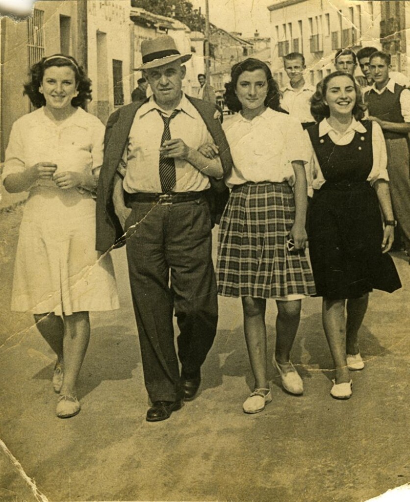 Miniatura de Carmen de paseo con sus amigas