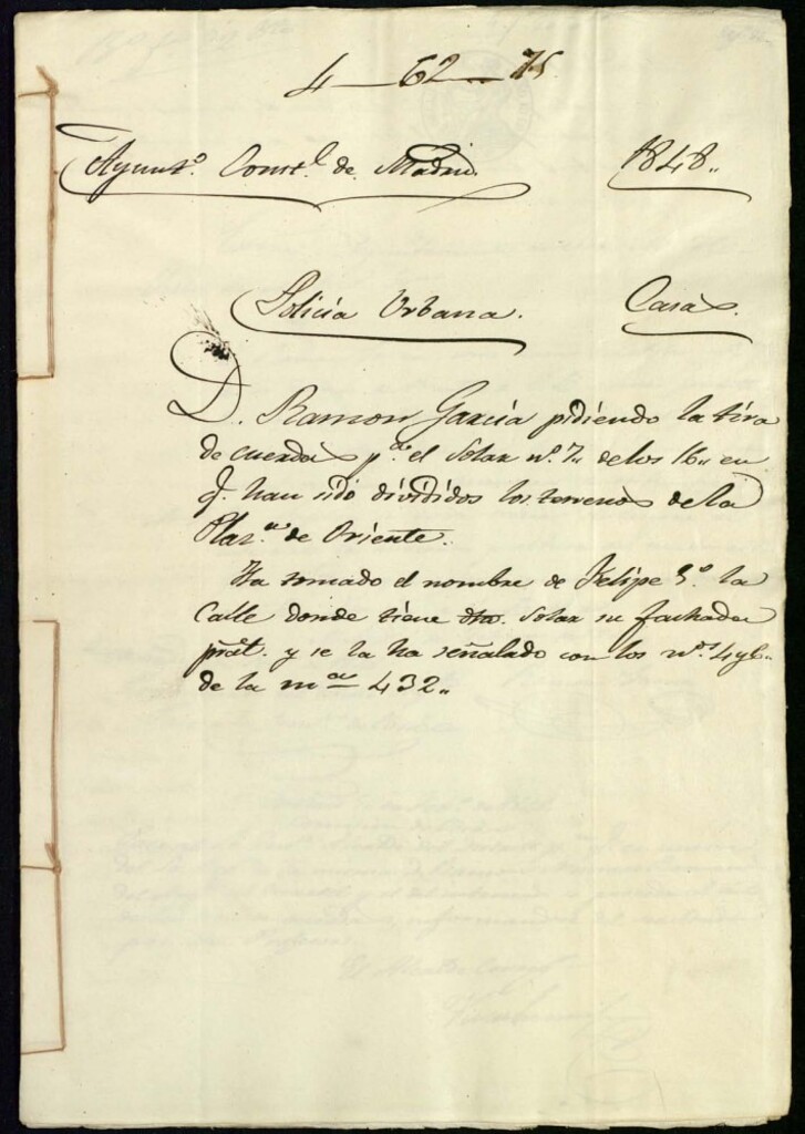 Miniatura de Don Ramón García pidiendo la tira de cuerdas para el solar, 7 de los 16 en que han sido divididos los terrenos de la Plaza de Oriente. Ha tomado el nombre de Felipe 5 la calle donde tiene dicho solar su fachada principal y se la ha señalado con los números 4 y 6 de la manzana 432