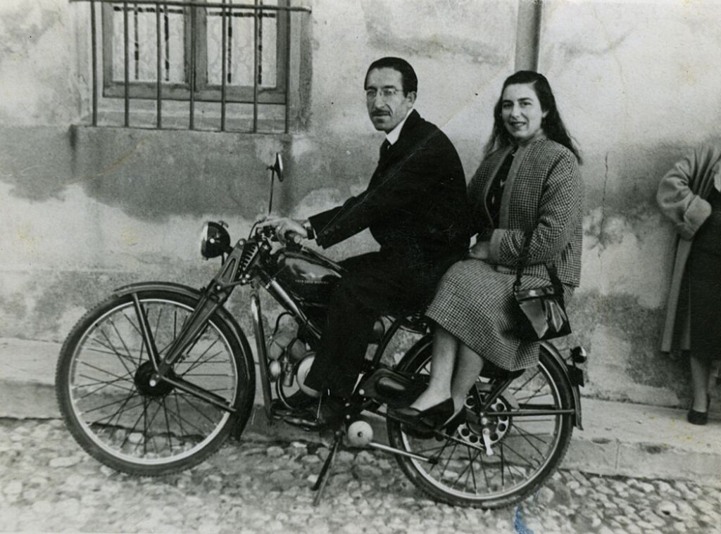 Miniatura de Carmelo y Felisa en la moto