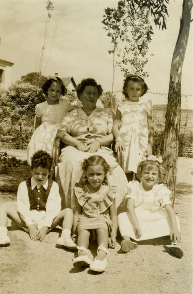 Miniatura de Posando con niños