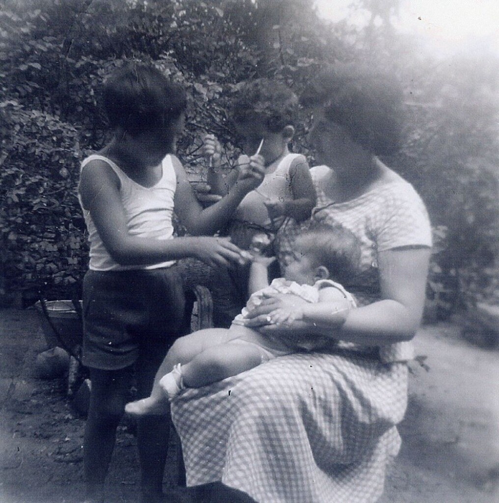 Miniatura de Teresa Núñez con sus hijos