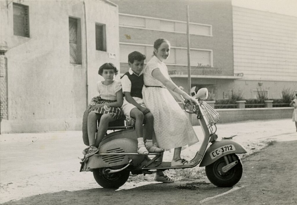 Miniatura de Pilar Sainz y sus primos