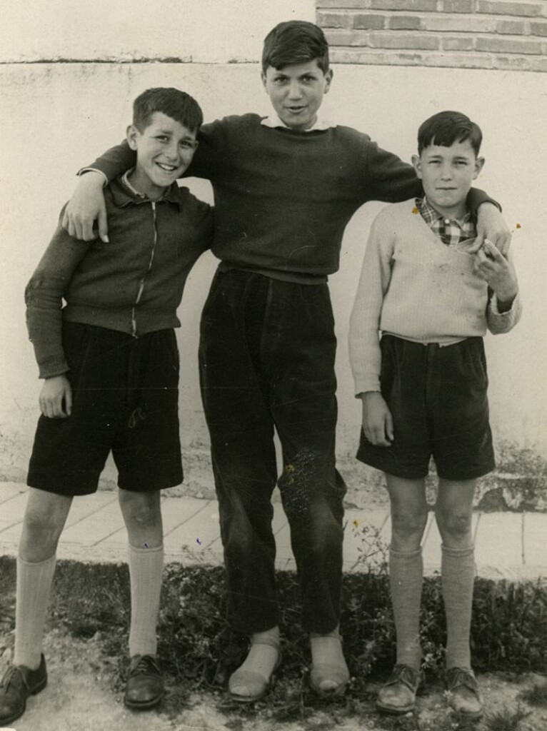 Miniatura de Gerardo con sus amigos