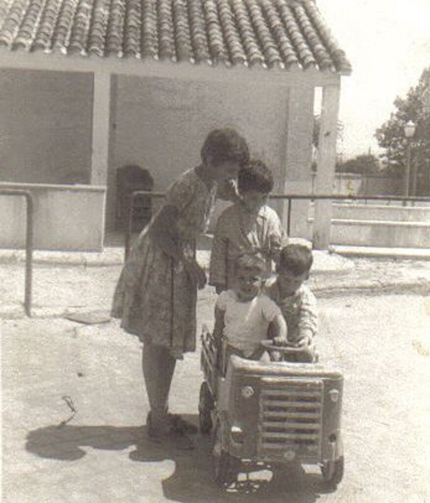 Miniatura de Jugando con un coche de pedales