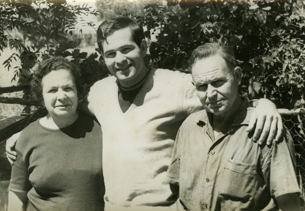 Miniatura de Miguel con sus padres