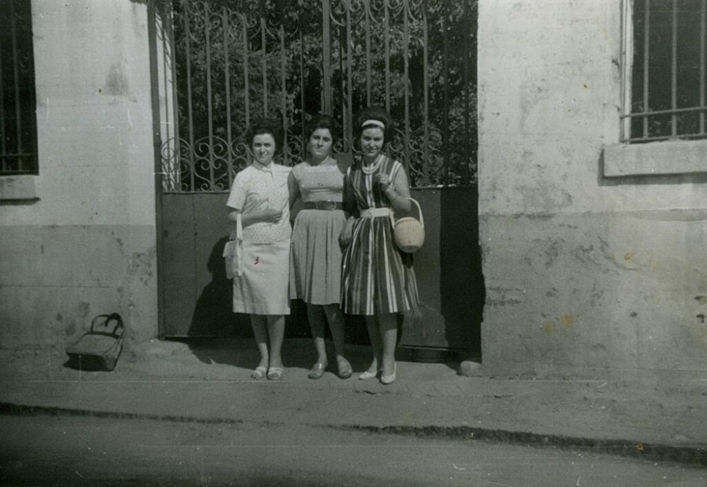 Miniatura de Teodora con sus amigas