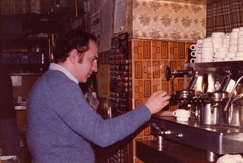 Miniatura de Juan trabajando en el bar