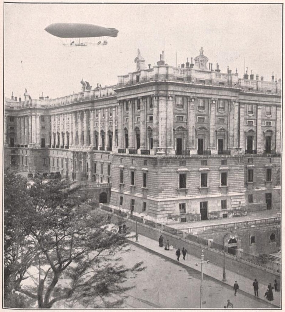 Miniatura de El dirigible "España" evolucionando sobre el Palacio Real